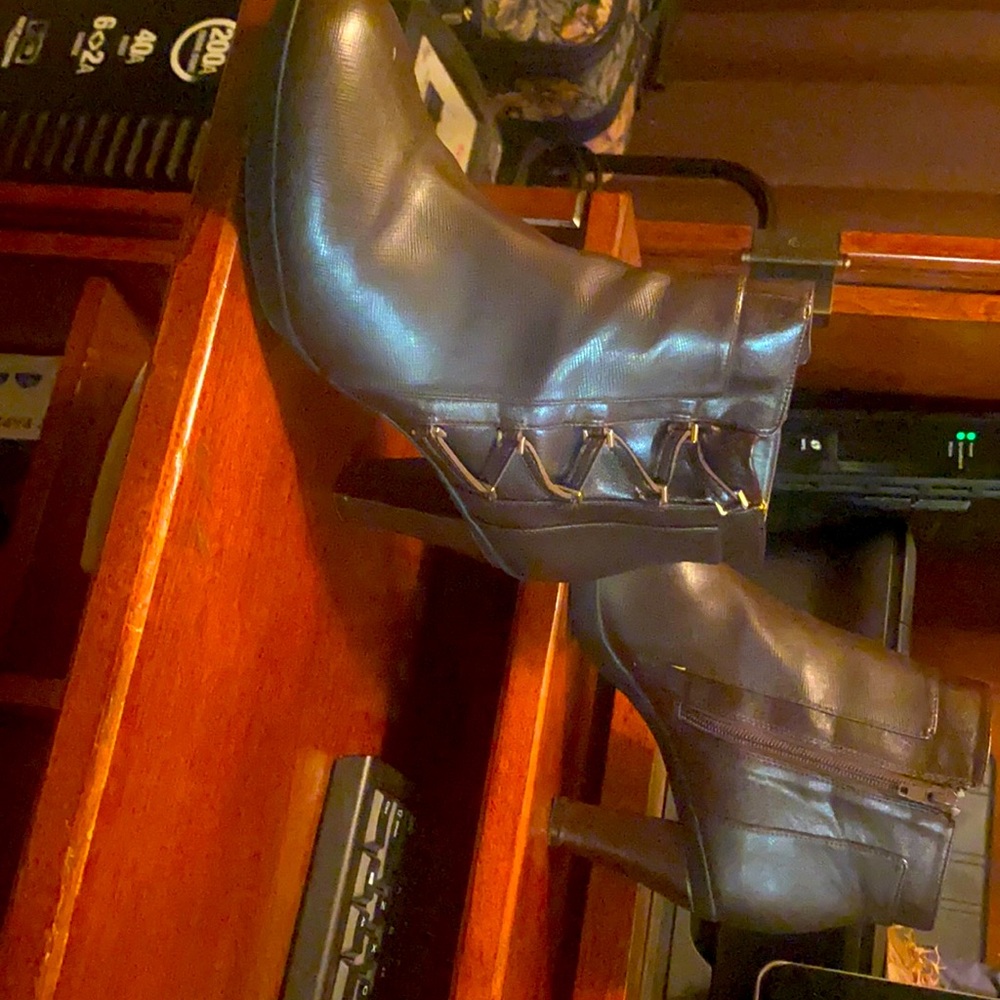 OBO brand: life stride soft system . Boots have a side zipper. Perfect condition